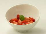 Nage de fraises sur soupe de fraises au basilic