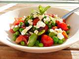 Salade de petits pois, fèves, tomates cerises et chèvre frais