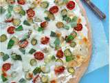 Pizza blanche au chèvre frais, asperges vertes et tomates confites