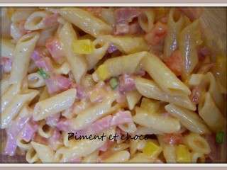 Salade de pâtes aux lardons de volaille et sauce cocktail