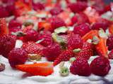 Pavlova aux fraises, aux framboises et aux pistaches
