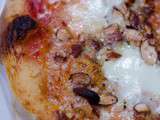 Pizza à la mozzarella et aux amandes salées et grillées