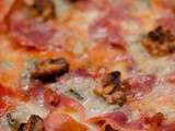 Pizza au jambon de Parme, gorgonzola et noix