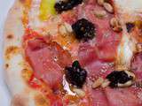 Pizza au jambon Serrano, aux pruneaux et aux pignons de pin