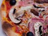Pizza aux champignons, au jambon blanc et aux olives noires