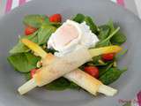 Asperges roulées brick, jambon et œuf poché sur salade d’épinards