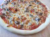 Pizza crevettes, champignons et mozarella