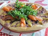 Pizza aux asperges blanches, crème fraîche, saumon fumé et roquette
