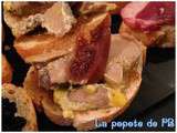 Petits canapés de foie gras sur son lit de confit d'oignon et sa petite figue séchée