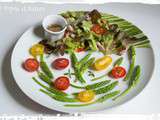 Belle salade de saison d'asperges sauvages colorée et parfumée