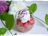 Verrines de fraises en gelée de rhubarbe et chantilly gourmande à la rose de Damas