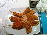 Brochettes de dinde, ravioles au potiron et crème de lardons
