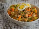Salade tiède aux pommes de terre, carottes, tofu fumé, noix, œufs durs et oignons verts