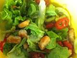 Salade de poulet, tomates, concombres et graines de sésame