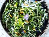 Salade sauvage, herbes et fleurs comestibles