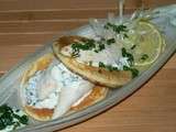 Blinis à la sole, crème citronnée et oignon vert