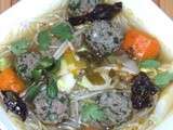Soupe asiatique avec boulettes aux herbes