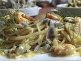 Spaghettis aux crevettes et coquillages à la crème d'ail persillée