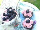 Cupcakes et muffins aux mures, avec des restes de genoise