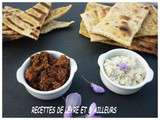 Petits pains plats cuits au barbecue et tapenade au bleu et à la tomate séchée