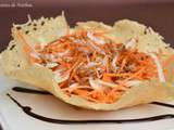 Salade de carottes et chou blanc dans sa corolle de parmesan, vinaigrette au balsamique