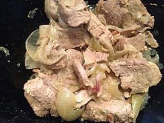 Filet mignon de porc aux oignons en cocotte