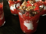 Verrines de fraises, yaourt grec et granola