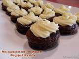 Mini cupcakes marron chocolat glaçage a la vanille