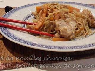 Sauté de nouilles chinoise poulet germes de soja carotte