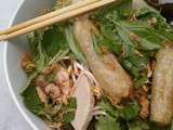 Salade addictive : crudités, basilic thaï, coriandre, gio, nems et vermicelles de riz