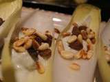 Gondoles d'endives au Roquefort et fruits secs