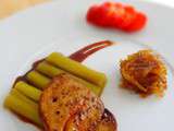 Escalope de foie gras poêlée, rhubarbe confite et caramel de fraise au vinaigre balsamique
