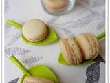 Macarons ganache coco / chocolat blanc, cœur à la fraise