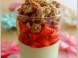 Panna Cotta pistachée à la fraise, badiane et miettes de crumbles à la noisette