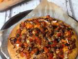 Pizza épicée à la courge musquée rôtie et aux oignons caramélisés