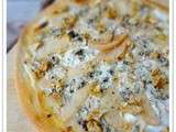 Pizza fine au roquefort, poires et noix
