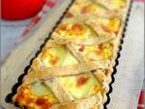 Tarte au reblochon, aux oignons et aux lardons sur une pâte brisée aux graines et au cumin