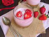 Mousse de fraises vegan à la noix de coco et compotée de rhubarbe