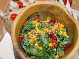 Salade crue de chou kale, tomates, poivrons, maïs et olives