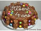 Gâteau d'anniversaire pour enfant au chocolat et aux bonbons