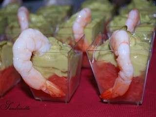Verrines d'avocat crevettes et pamplemousse