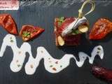 Pintxos : tomate confite et anchois sur condiment tomate-datte, crème de chèvre