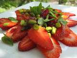 Carpaccio de fraises, pistaches, menthe et cranberries avec un jus de citron