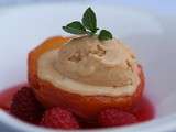 Crème glacée et pêches cuites au vin rosé
