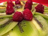 Fleurs de kiwis et framboises