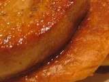 Foie gras cru et pommes rôtis sur un feuilleté croustillant