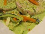 Médaillons de poisson, julienne de légumes et sauce au persil