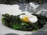 Oeuf poché sur un lit d'épinard et de roquette fondus dans du beurre