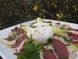 Salade d'endives, oeuf poché et magret de canard séché