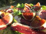 Salade de figues, magrets de canard fumé et sauce miellée